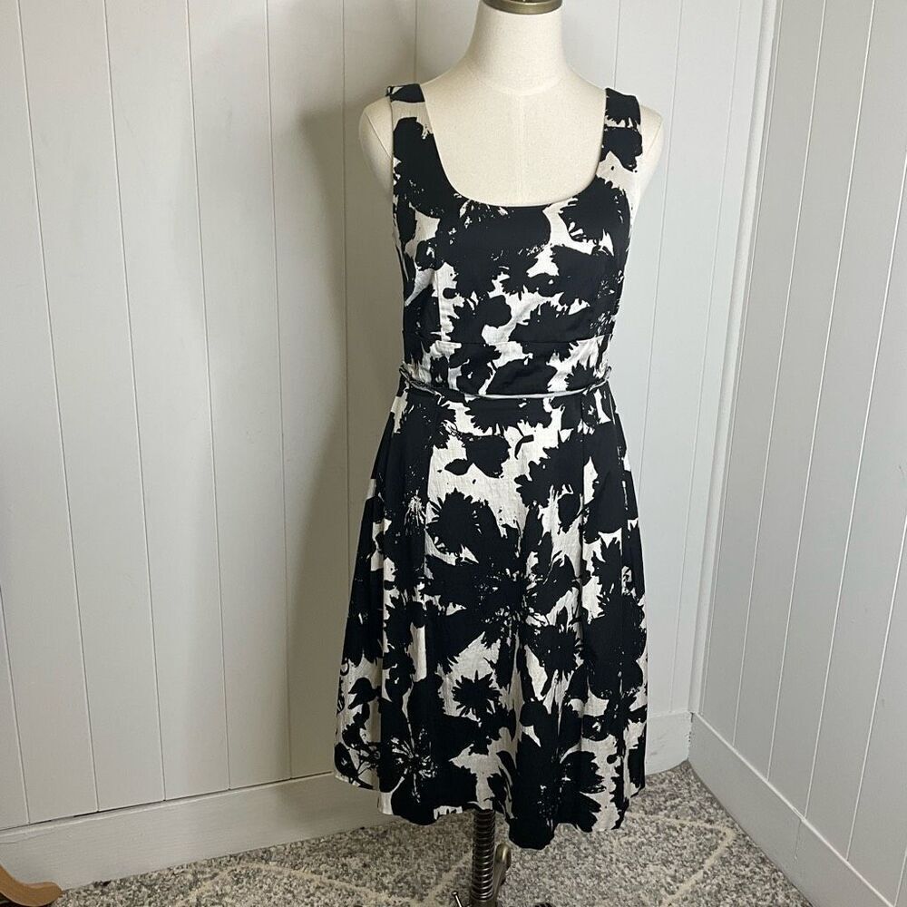 Ann Taylor Women's Size 8 Black and white Print Fit Flare Knee Length Dress